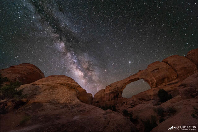 Mars and the Milky Way rise in the southeast night sky over Skyline Arch.